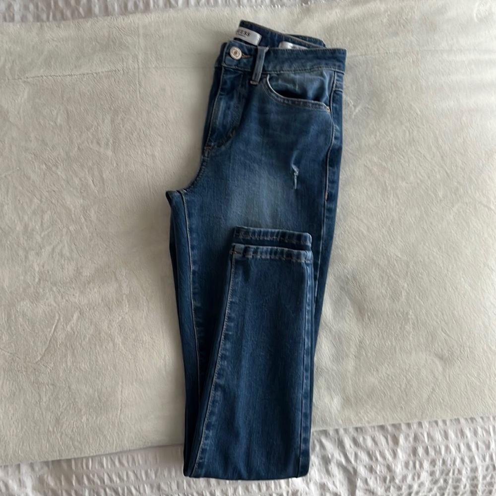 Mid rise guess jeans size 26 🤍